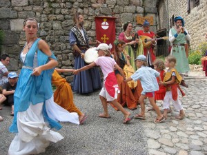 les enfants dansent Médiévale desaignes