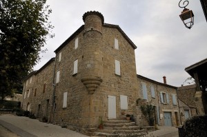 800px-Maison_du_bailli_a_boucieu_le_roi_ardêche_france