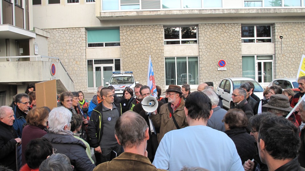 Mr Weiss informe les manifestants après la reunion du 13 dec