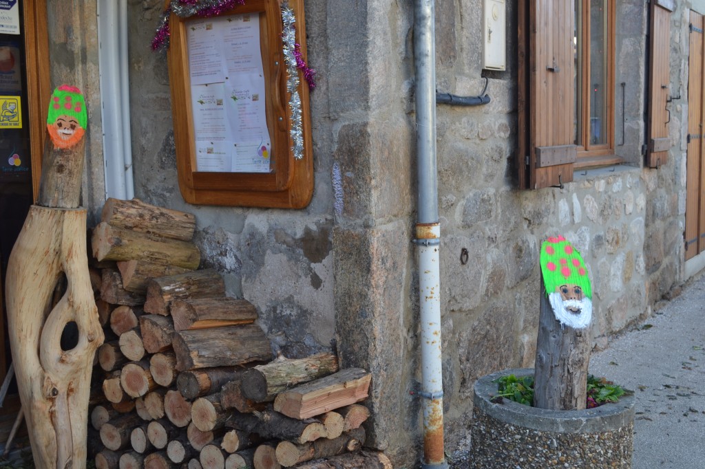 sculture bois devant cafe