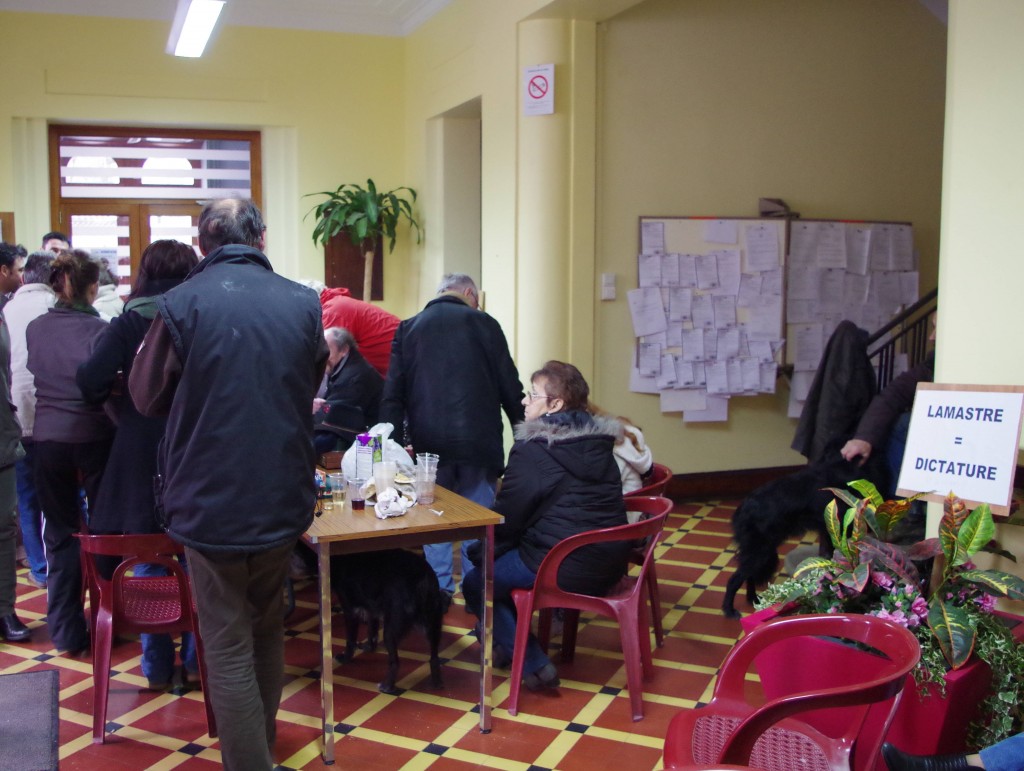 150217 mairie occupée hall entrée  2