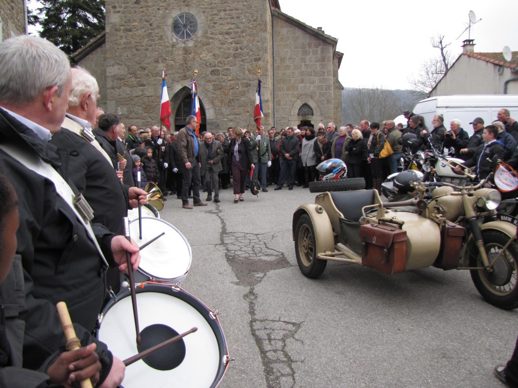 rigolier SORTIE EGLISE grozon side clique St Victoire Gilhoc