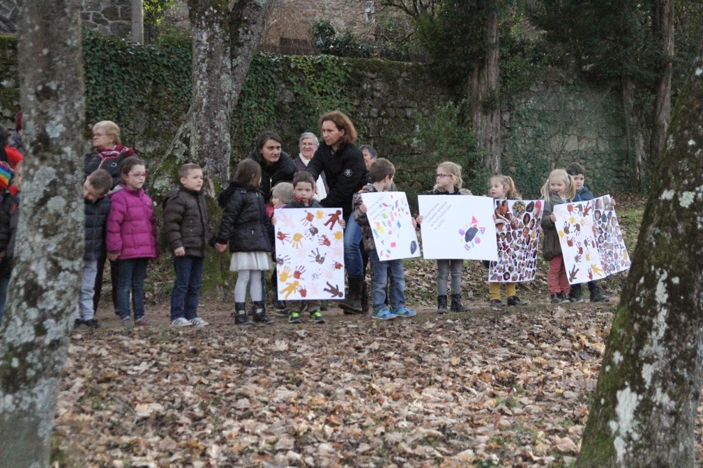 enfant-ecoles-maternelle-laique-lamastre-arbre