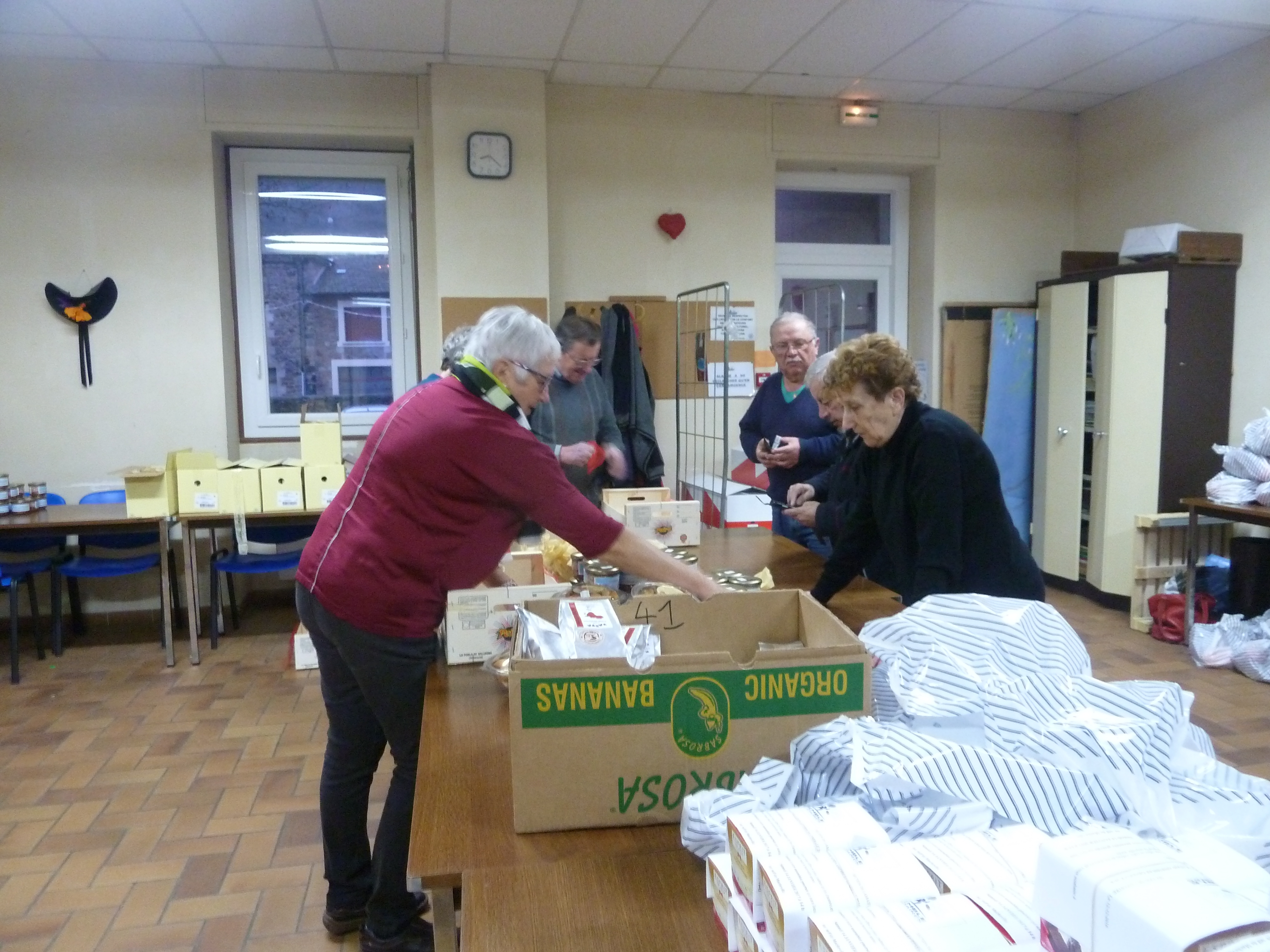 preparation-colis-noel-ensemble-solidaire-lamastre