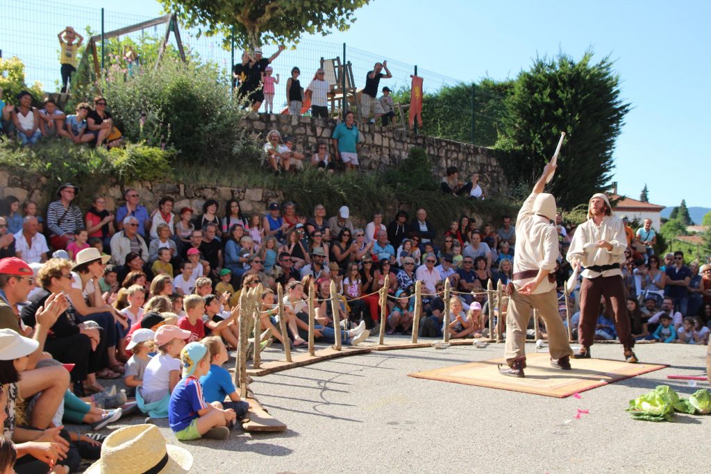 Médievale 2017 desaignes théâtre de rue et jonglerie