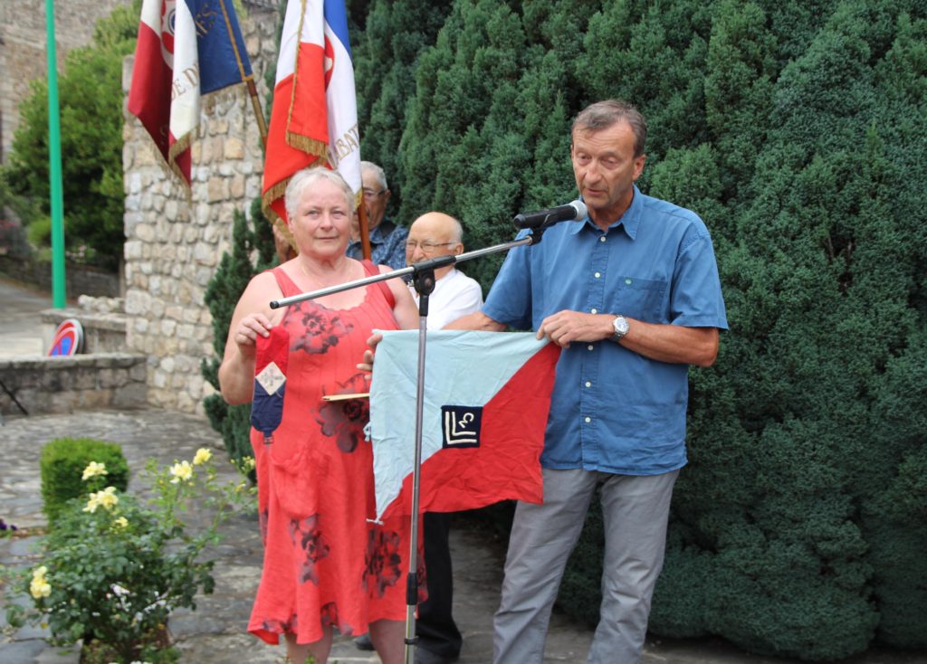 Remise de souvenirs hostoriques2-1