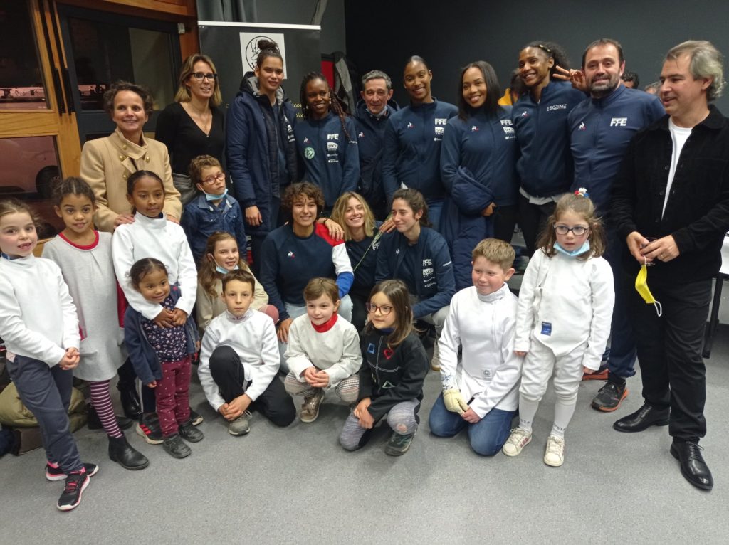 reception equipe france epée lamastre bouquet enfants