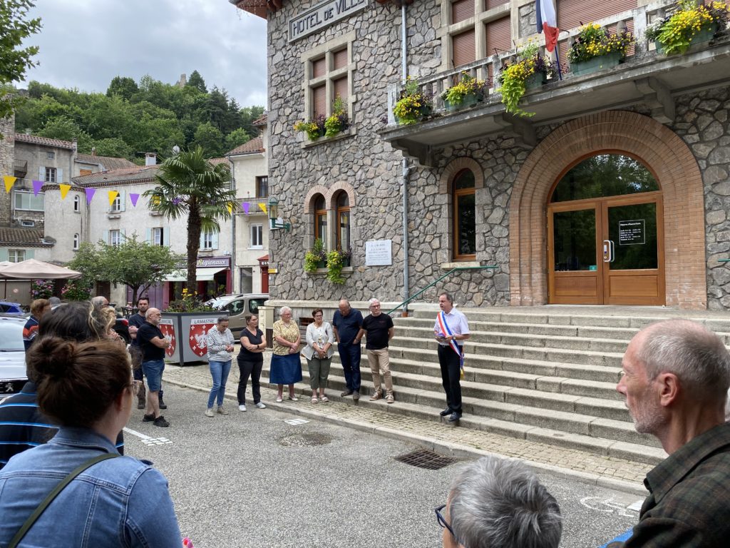 manifestation lamastre soutien élus association maire de france alocution du maire