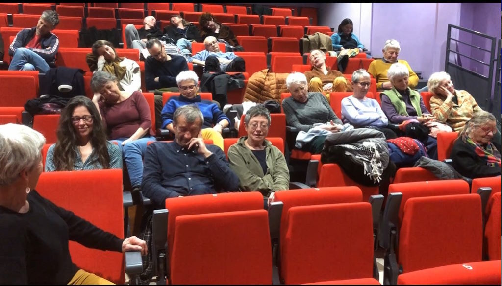 salle ciné endormie ecran village